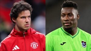 1. Manchester United-voetballer in rood tenue, focus op voetbalwedstrijd, sport en team.