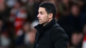 Gefocuste voetbaltrainer tijdens wedstrijd in Marokko, intense spelanalyse en teamleiderschap.