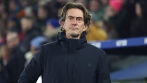 Emotioneel aangedane man op Marokkaans sportevenement, gefocust op voetbalwedstrijd.