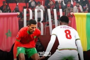 Les footballeurs marocains M. Ouamb et M. Doumbia en action lors d'un match au Maroc.
