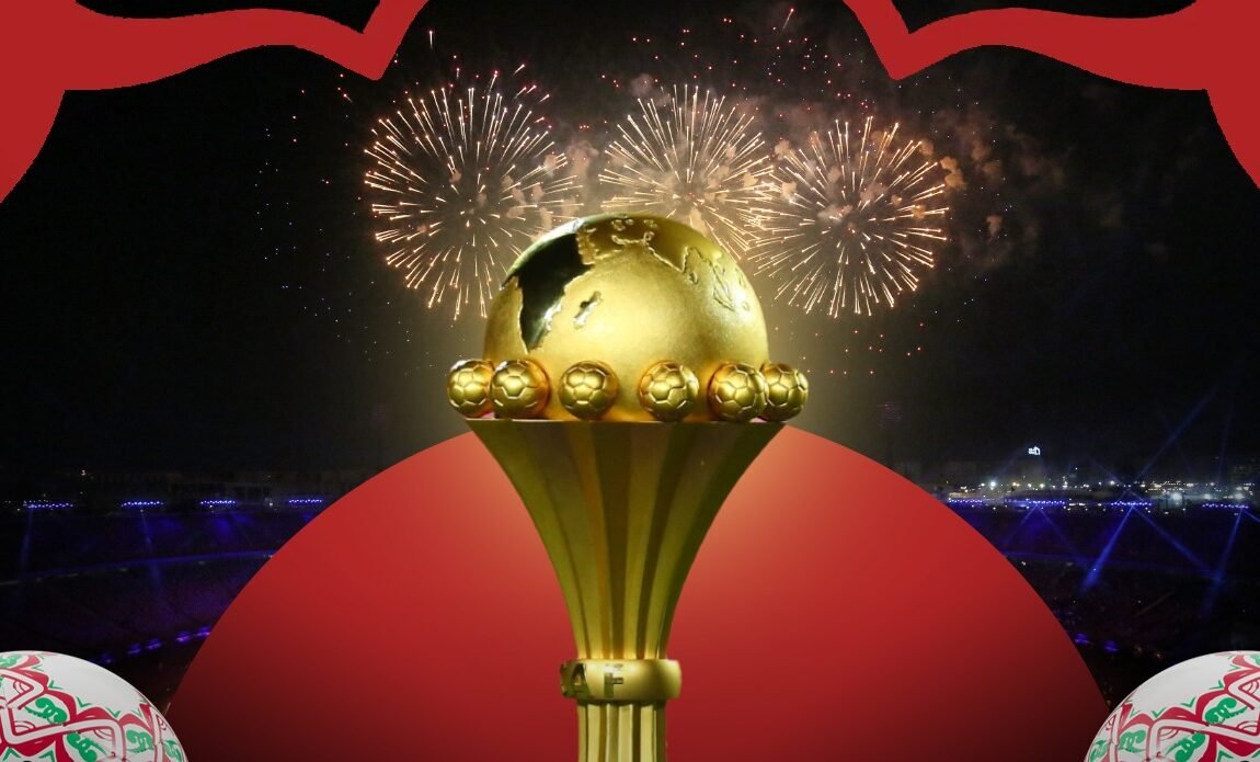 Trophée en globe doré avec des feux d'artifice en arrière-plan, célébrant le succès du football marocain.