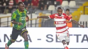 1. لاعبان يتنافسان خلال مباراة في الدوري المغربي لكرة القدم.