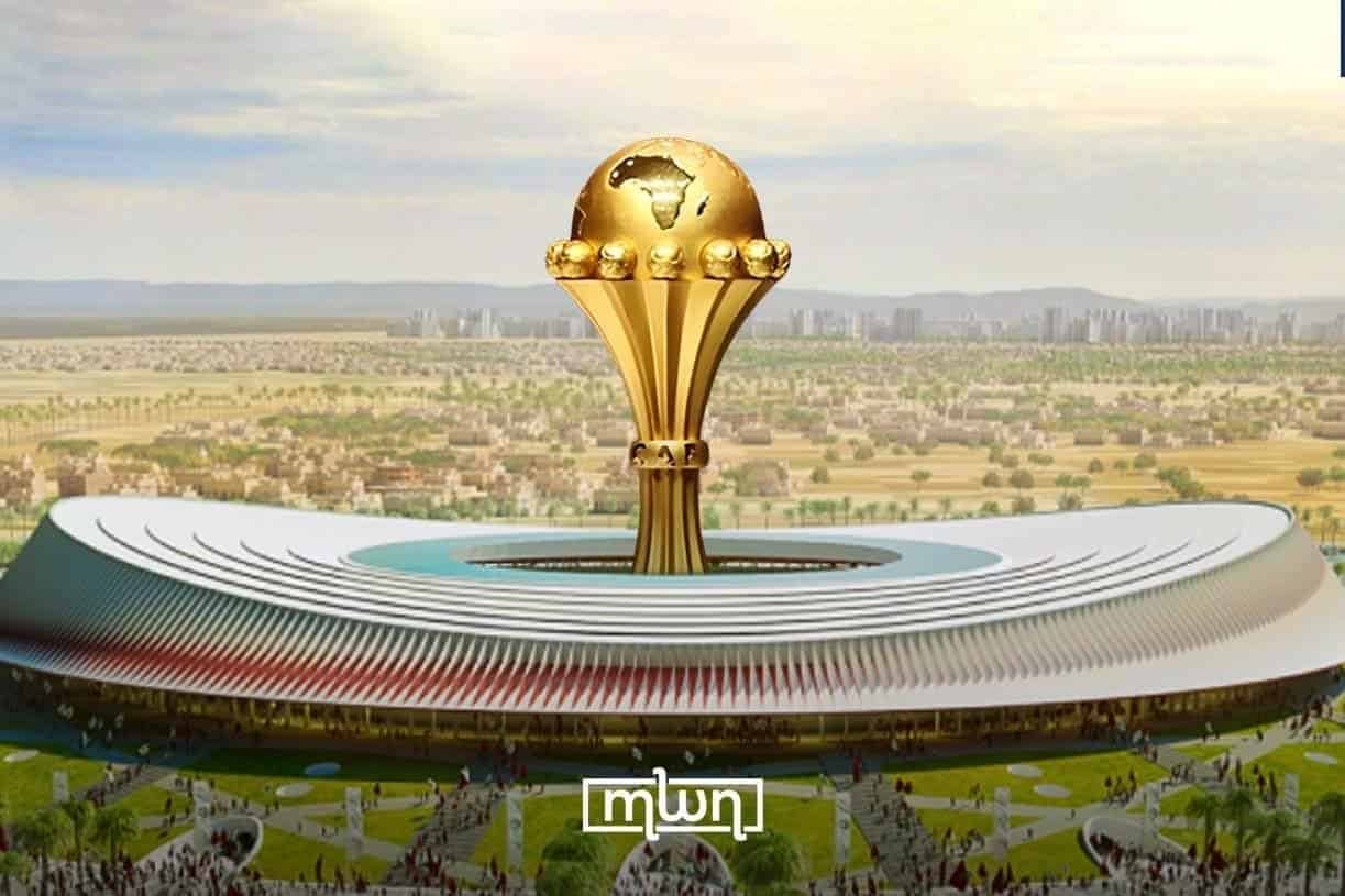 Trophée de la Coupe d'Afrique des Nations en or devant le nouveau stade du Maroc, événement de football en Afrique.