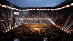 Éclairage vibrant de nuit dans un stade lors d'un événement sportif marocain dans un grand stade.