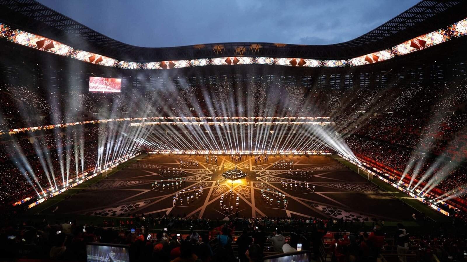 Éclairage vibrant de nuit dans un stade lors d'un événement sportif marocain dans un grand stade.