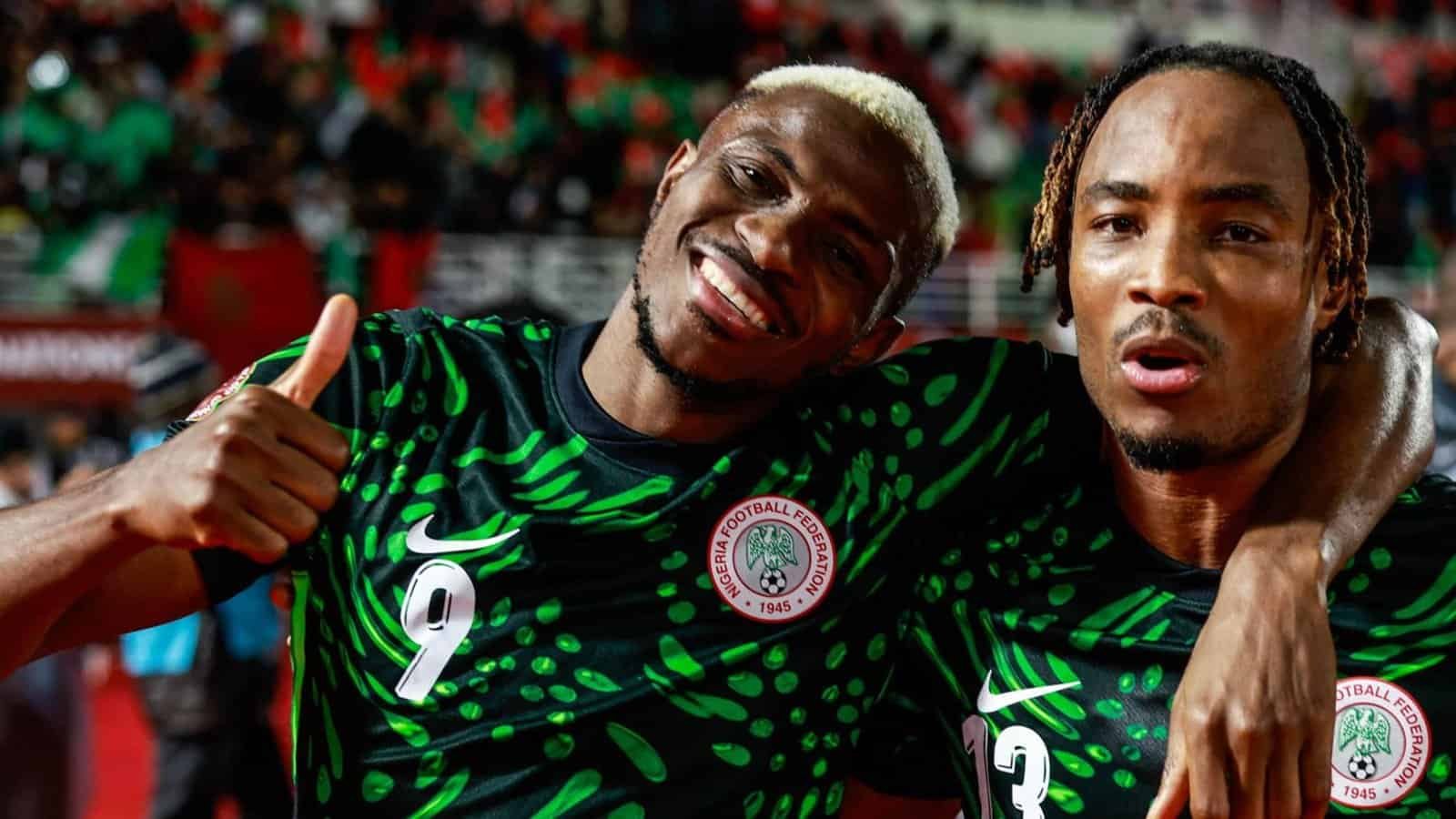 Célébration de la victoire du football nigérian avec des joueurs en maillots verts, des supporters en arrière-plan dans un stade vibrant.