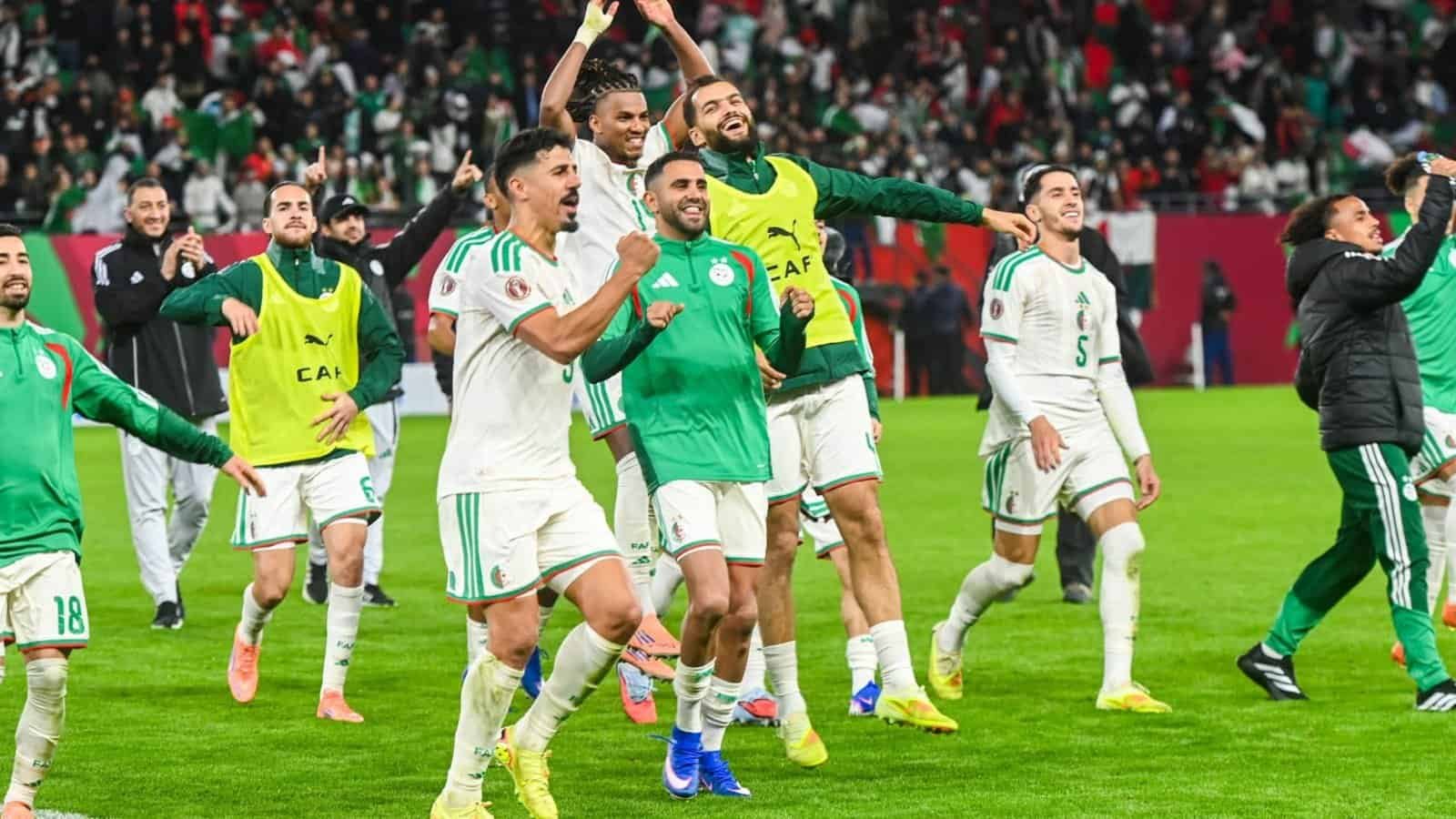 L'équipe nationale marocaine de football célèbre sa victoire lors d'un match au Maroc, mettant en valeur l'excellence sportive.