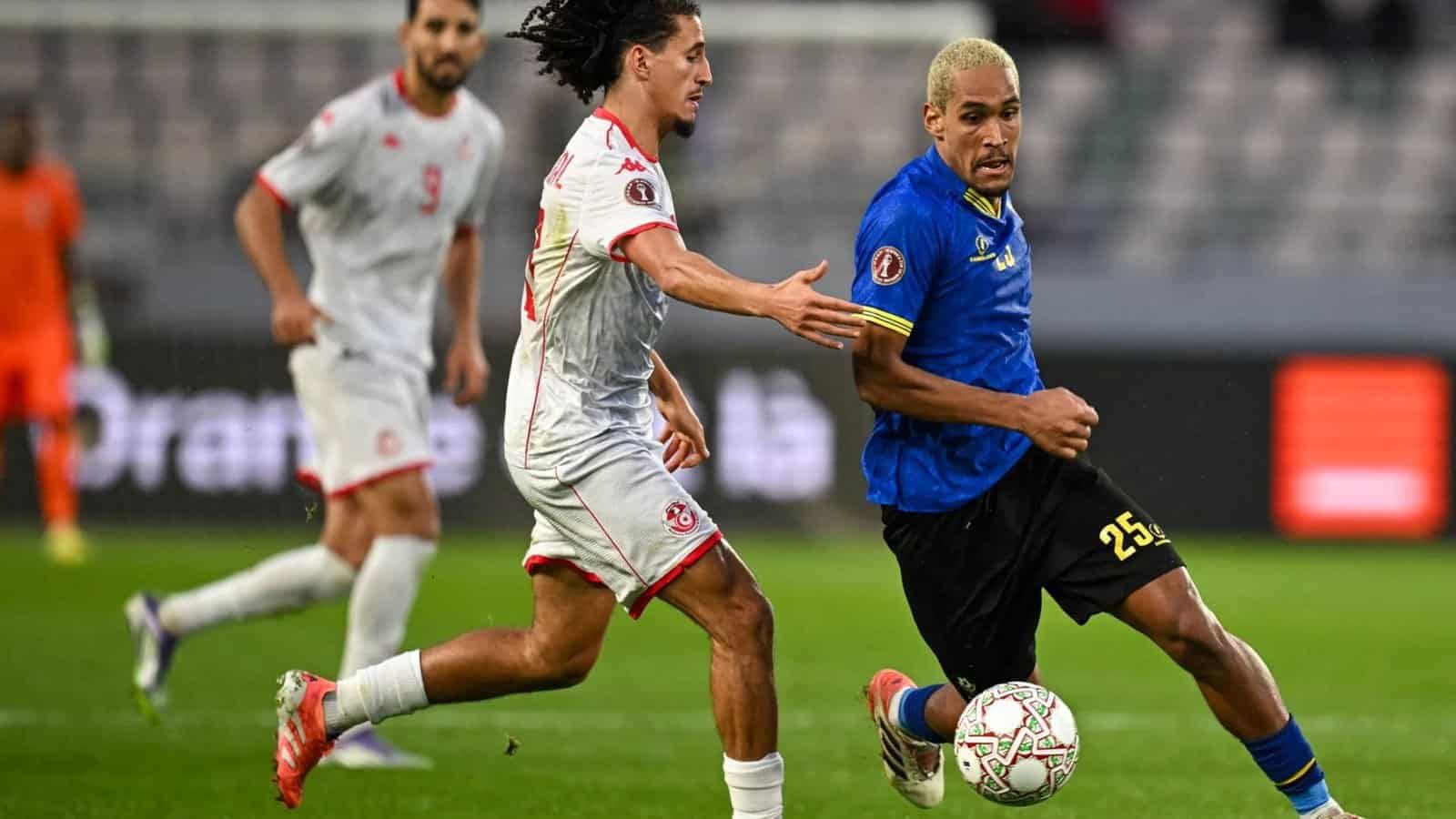 Match de football marocain mettant en scène des joueurs en action sur le terrain, illustrant le sport compétitif au Maroc.