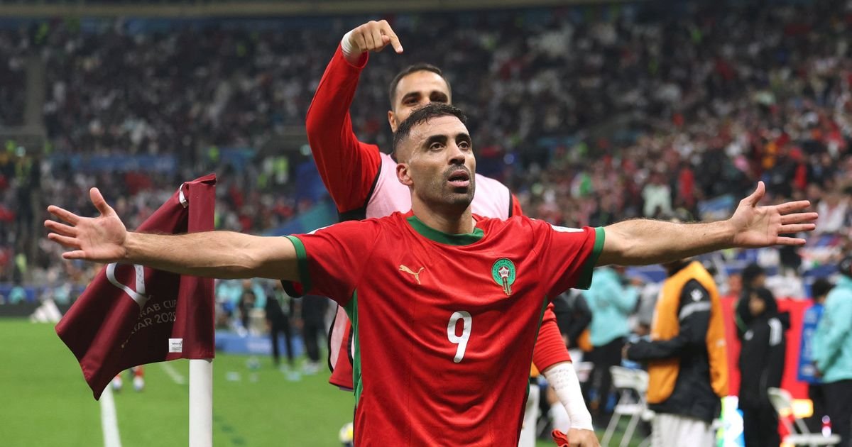 Joueur de football marocain célébrant la victoire lors d'un match de football au Maroc.