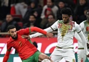 Joueurs de football marocains en compétition lors d'un match intense sur Bladna News Maroc.