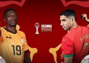 لاعبان لكرة القدم من المغرب وساحل العاج يرتديان قمصان المنتخبات الوطنية وشعار كأس الأمم الأفريقية CAF.