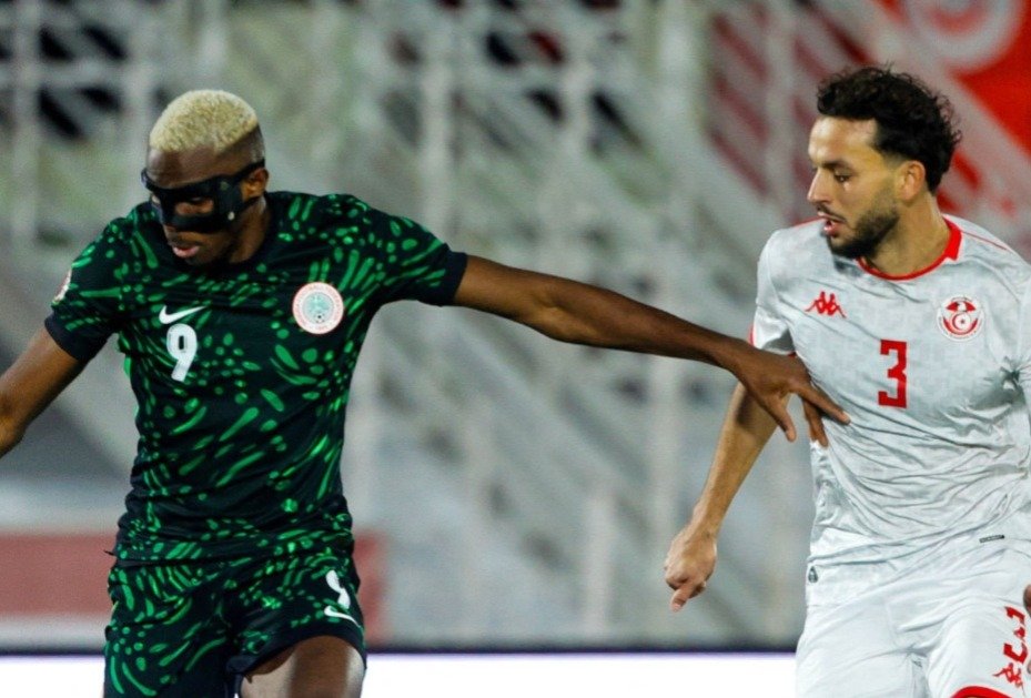 Joueur de football aux yeux bandés en match compétitif, Maroc contre adversaire, action intense pendant le jeu.