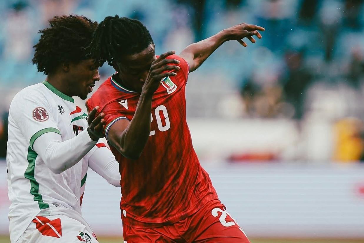 Joueurs de football énergiques en action lors d'un match, montrant l'enthousiasme pour le sport et le football au Maroc.