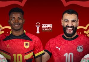 Joueurs de football africains célébrant la Coupe d'Afrique des Nations 2022 au Maroc, maillots d'équipe vibrants.