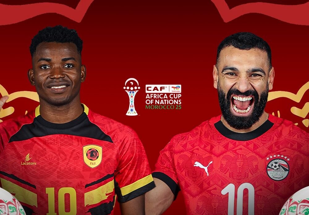 Joueurs de football africains célébrant la Coupe d'Afrique des Nations 2022 au Maroc, maillots d'équipe vibrants.