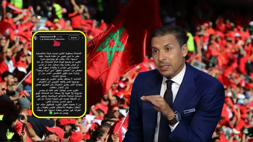 Un analyste footballistique marocain s'exprimant avec passion, avec une mer de drapeaux rouges et de supporters en arrière-plan, illustrant la fierté nationale et le soutien.