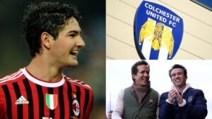 Alexandre Pato glimlacht in een Milan-tenue, naast het logo van Colchester United FC, terwijl bekende personen de overname van de club bespreken.