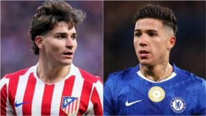 Le joueur d'Atletico Madrid aux rayures rouges et blanches affronte celui de Chelsea en bleu, mettant en lumière les discussions de transfert pour un potentiel remplaçant d'Enzo.