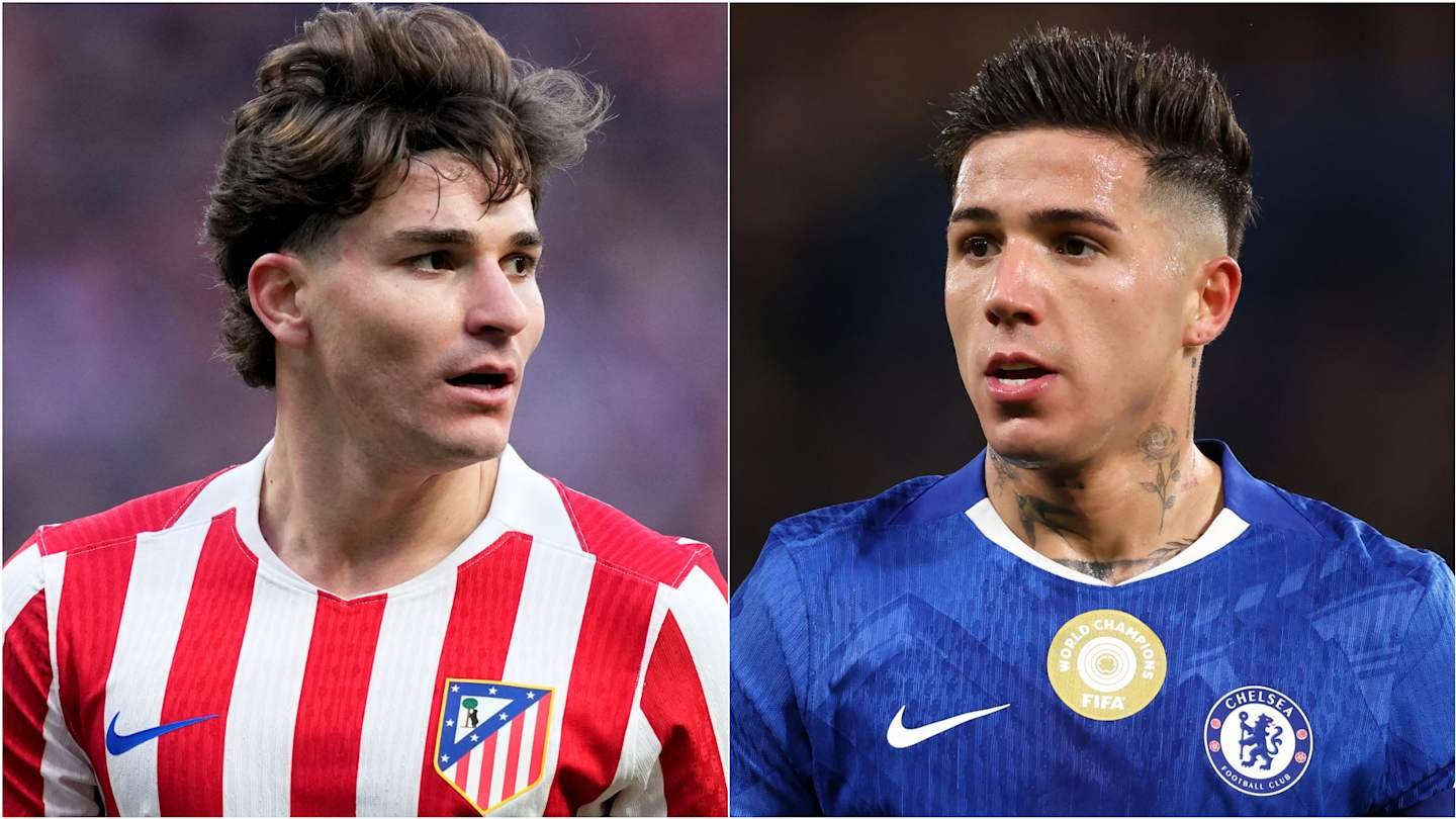 Le joueur d'Atletico Madrid aux rayures rouges et blanches affronte celui de Chelsea en bleu, mettant en lumière les discussions de transfert pour un potentiel remplaçant d'Enzo.