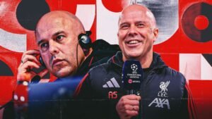 Arne Slot lachend in het Liverpool-tenue, met een microfoon in de hand, met een gesplitste afbeelding waarop hij een hoofdtelefoon draagt, tegen een levendige rode achtergrond.