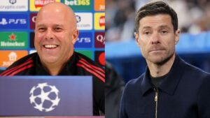 Arne Slot glimlacht op een persconferentie, terwijl Xabi Alonso er serieus uitziet, wat contrasterende emoties in het voetbalmanagement weerspiegelt.