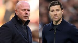 Arne Slot en Xabi Alonso, beide trainers, afgebeeld in profielfoto's met een geconcentreerde houding tegen wazige achtergronden.