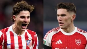 De krullende spits van Atletico Madrid die links viert, de speler van Arsenal in rood tenue die rechts geconcentreerd is, wat een competitieve geest uitstraalt.