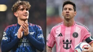 Max Dowman in een Arsenal-tenue applaudisseert, naast Lionel Messi in een roze Inter Miami-shirt, wat hun contrasterende stijlen laat zien.