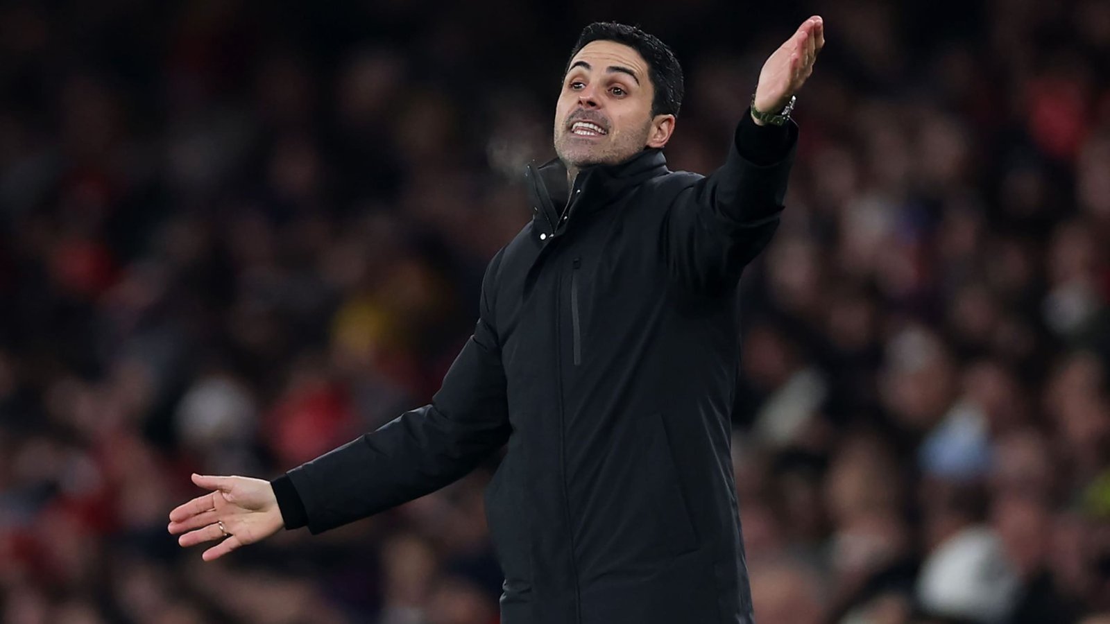 ميكيل أرتيتا يشير بحماس من خط التماس خلال مباراة أرسنال، محثاً فريقه على كسر لعنة رأس السنة.