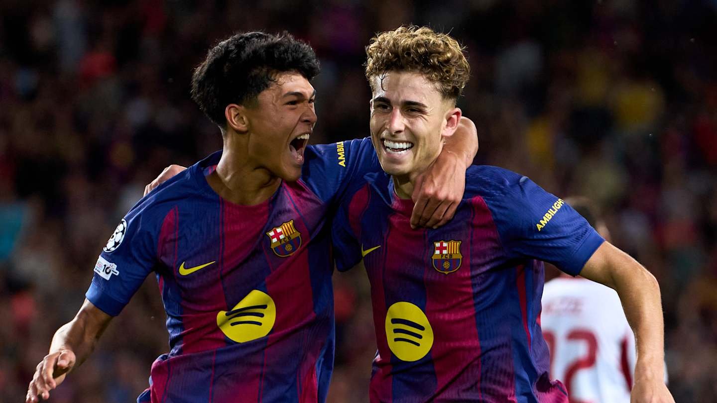 Les joueurs du Barça célèbrent avec joie après avoir marqué, portant leurs maillots rayés iconiques bleu foncé et grenat avec les logos Spotify.