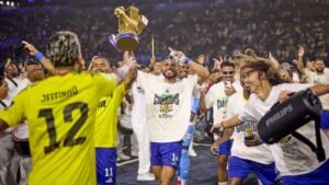 Braziliaanse spelers vieren hun overwinning op de World Cup Nations 2026 in São Paulo en houden de trofee triomfantelijk omhoog in een feestelijke sfeer.