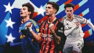 Brenden Aaronson in een Leeds United-tenue, Christian Pulisic in een AC Milan-shirt en een Fulham-speler, allen aan het juichen tegen een levendige, abstracte achtergrond.