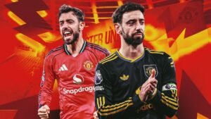 Bruno Fernandes in het rode tenue van Manchester United, juichend aan de linkerkant; aan de rechterkant draagt hij het zwarte aanvoerdersshirt en klapt hij in zijn handen.