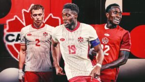 Présentation des joueurs de football canadiens, avec #2 en tenue blanche et #19 en tenue blanche et rouge, célébrant aux côtés de #12 en rouge, sur un arrière-plan audacieux.