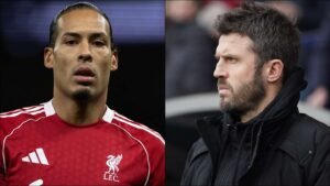 Virgil van Dijk en tenue rouge de Liverpool, le regard intense, aux côtés de Michael Carrick, l'air sérieux dans un manteau noir lors d'un match.