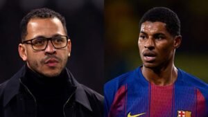 Les entraîneurs de football s'affrontent en écran partagé : un homme au visage sérieux en noir et Marcus Rashford dans le maillot vibrant de Barcelone.