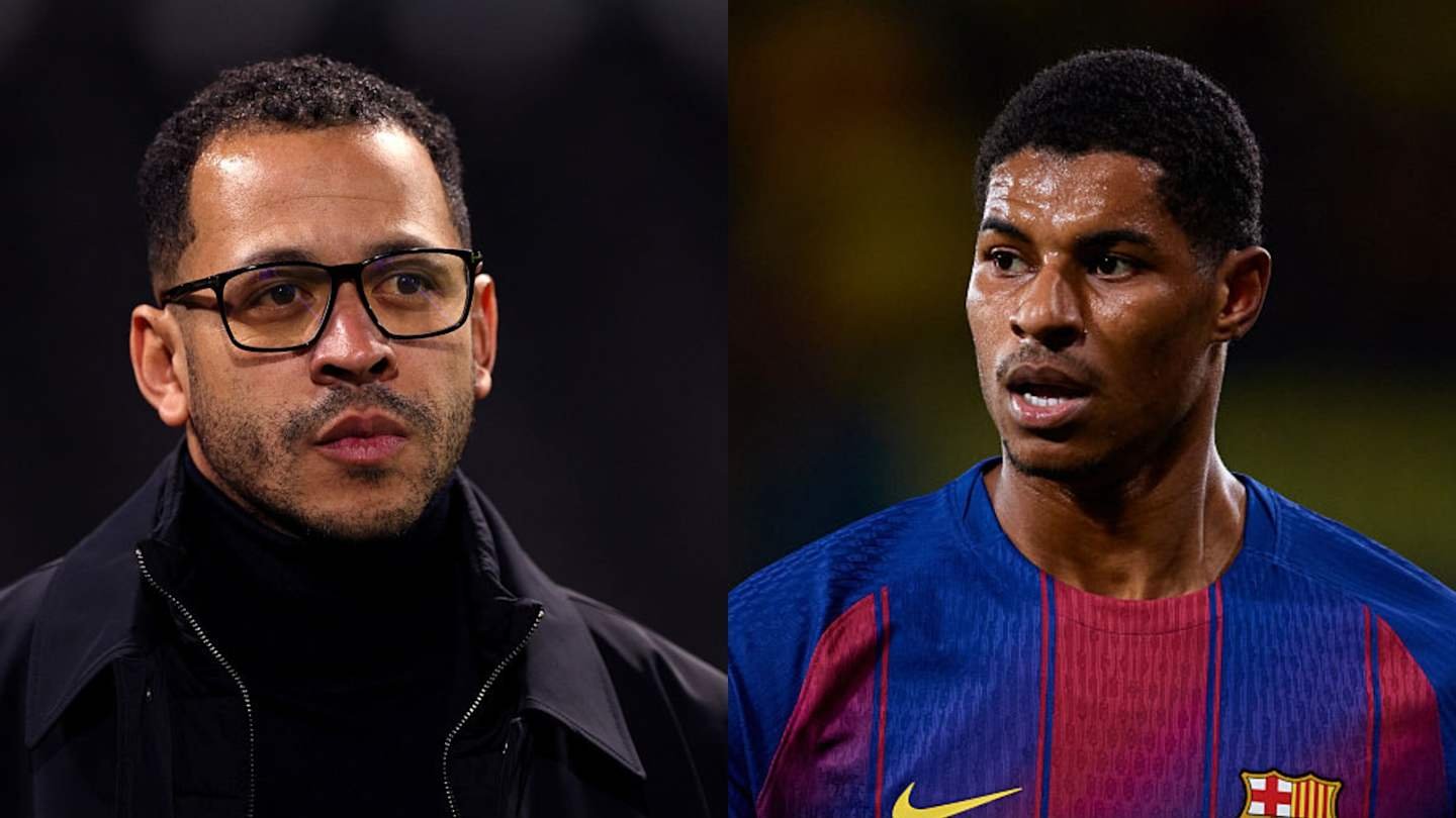 Les entraîneurs de football s'affrontent en écran partagé : un homme au visage sérieux en noir et Marcus Rashford dans le maillot vibrant de Barcelone.