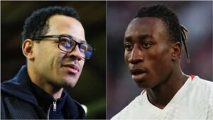 Rosenior et un jeune joueur marocain en action ; Rosenior porte des lunettes et un haut sombre, tandis que le joueur est en tenue blanche, concentré.