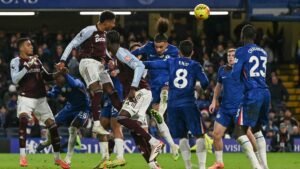 Chelsea-spelers betwisten een hoge bal tegen Aston Villa in een gespannen moment tijdens een Premier League-wedstrijd op Stamford Bridge.