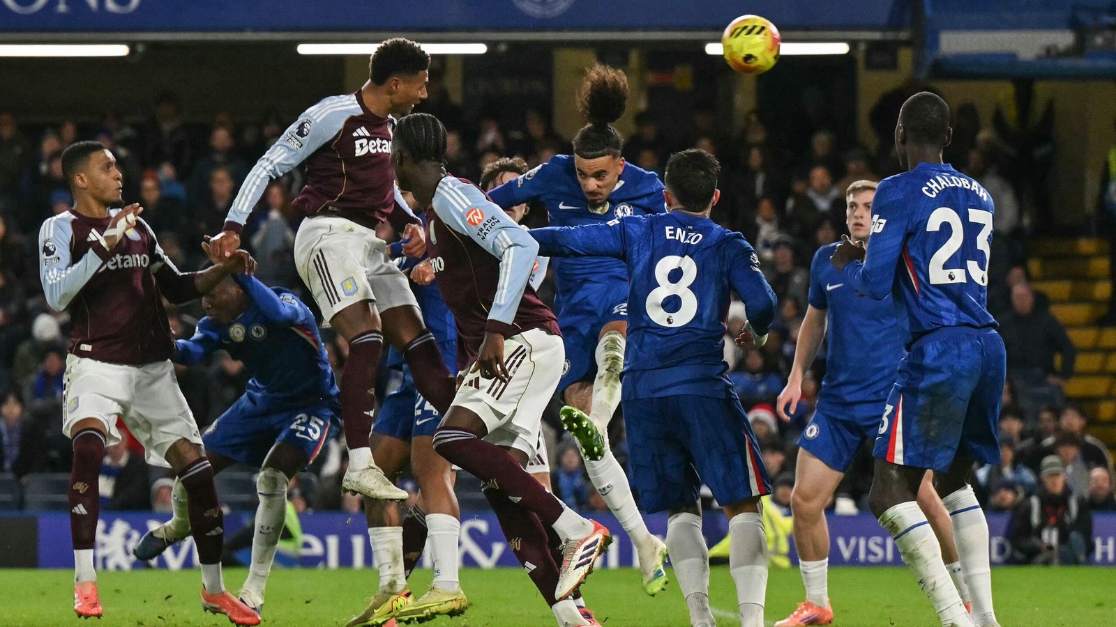 Chelsea-spelers betwisten een hoge bal tegen Aston Villa in een gespannen moment tijdens een Premier League-wedstrijd op Stamford Bridge.