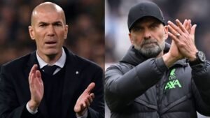 Zinedine Zidane et Jürgen Klopp, tous deux en tenue d'équipe, applaudissant, représentant des options managériales potentielles pour Chelsea.