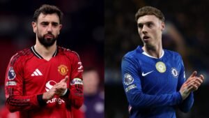 Bruno Fernandes in het rode tenue van Manchester United en Cole Palmer in het blauwe tenue van Chelsea, beiden applaudisseren voor de fans tijdens een wedstrijd.