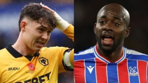 Wolverhampton-speler in geel toont frustratie, terwijl Crystal Palace-speler in een gestreept tenue gepassioneerd protesteert, wat de wedstrijdspanning benadrukt.