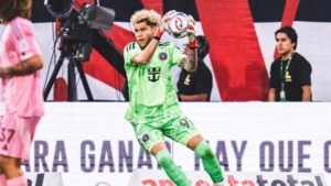 حارس المرمى داين سانت كلير يرتدي زيًا أخضر فاقعًا ويستعد لرمي الكرة خلال مباراة لإنتر ميامي، في مشهد يعبر عن الحركة الديناميكية.