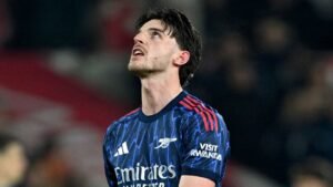 Declan Rice kijkt in frustratie naar de hemel terwijl hij het blauwe uitshirt van Arsenal draagt tijdens een wedstrijd tegen Nottingham Forest.