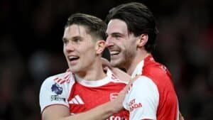 Declan Rice et Viktor Gyökeres célébrant ensemble, tous deux vêtus du maillot rouge d'Arsenal, affichant leur joie après un match au stade.