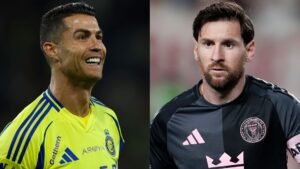 Ronaldo, lachend in het gele tenue van Al Nassr, contrasteert met een geconcentreerde Messi in het donkere tenue van Inter Miami, wat de voetbalrivaliteit benadrukt.