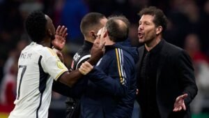 Vinícius Jr. confronteert Diego Simeone na een verhit moment tijdens de Super Cup-wedstrijd, waarbij officials moesten ingrijpen.