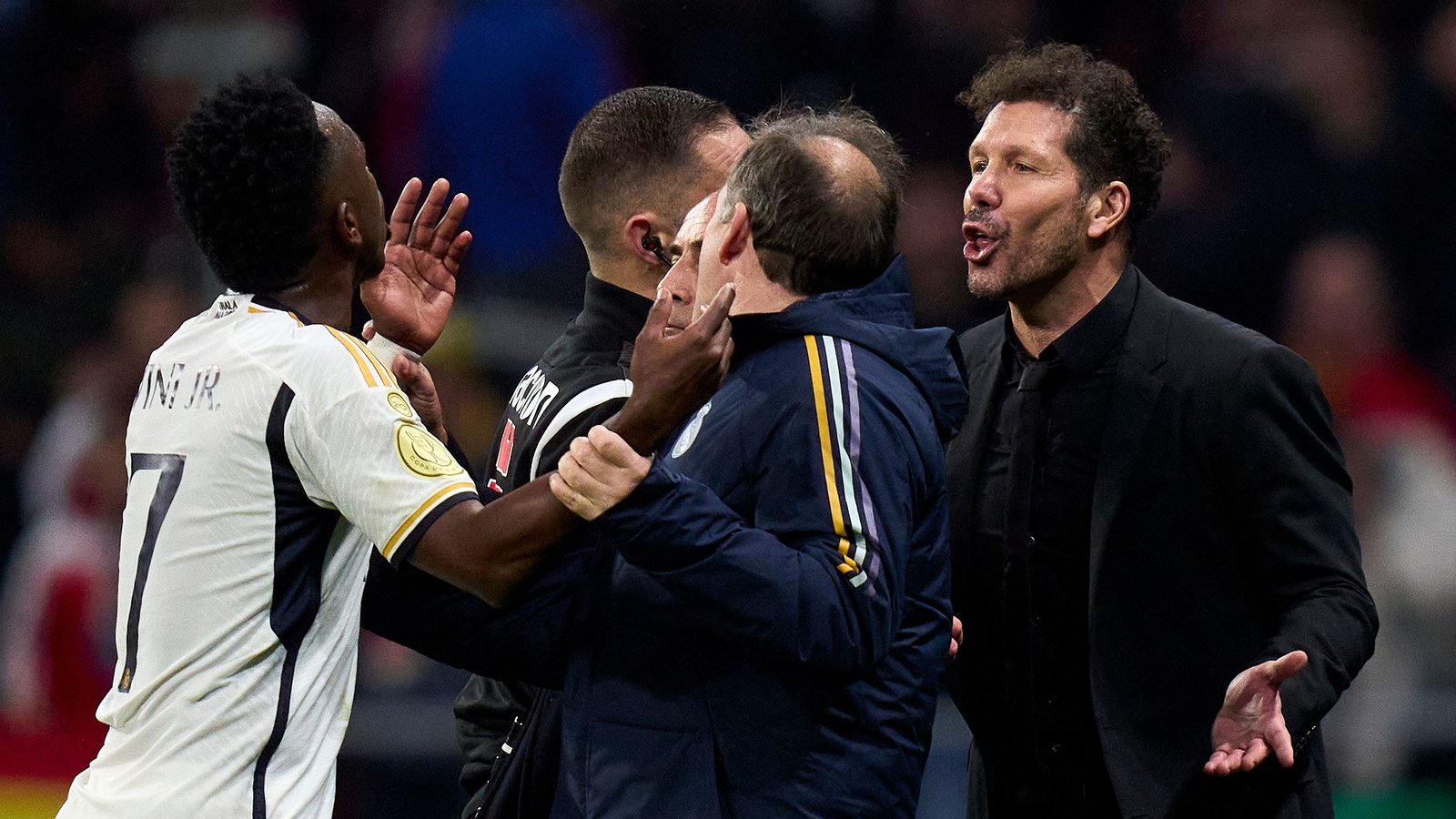 Vinícius Jr. confronteert Diego Simeone na een verhit moment tijdens de Super Cup-wedstrijd, waarbij officials moesten ingrijpen.