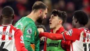 Donnarumma affronte les joueurs de Sunderland dans des moments de tension lors du match nul en Premier League, le maillot vert vif et les couleurs rouges de l'équipe étant visibles.